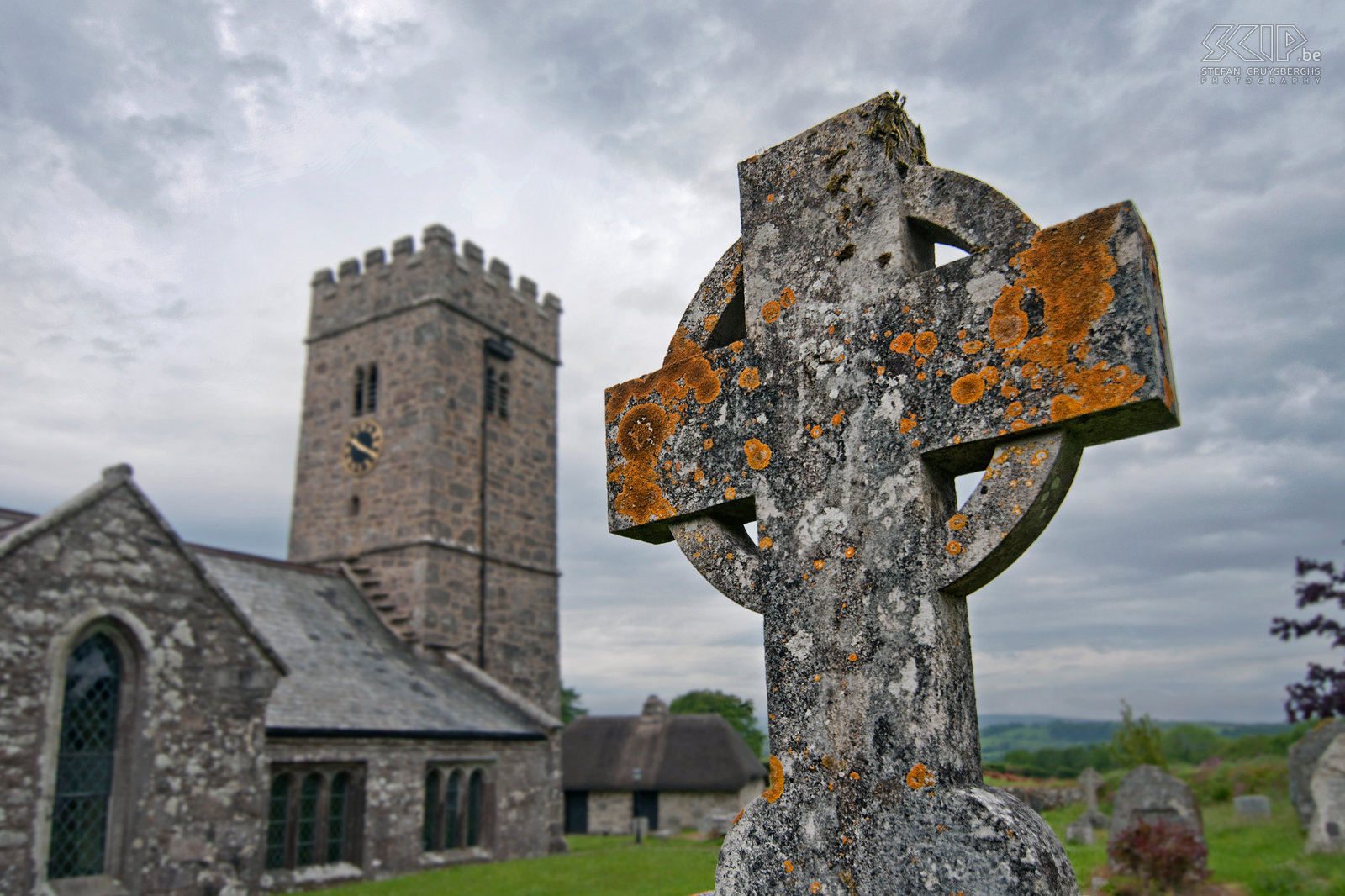 Buckland-in-the-Moor Een Keltisch kruis aan het oude kerkje van Buckland-in-the-Moor. Stefan Cruysberghs